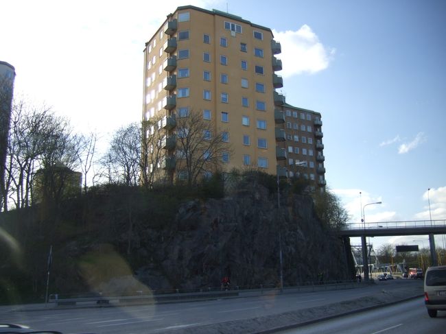 岩の上に、ビルが建ってます。