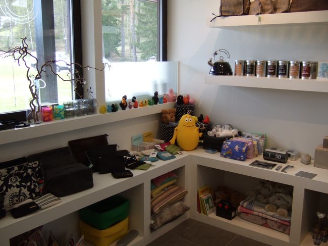 フロントデスクの隣に、<br />小さなお土産屋さんがありました。