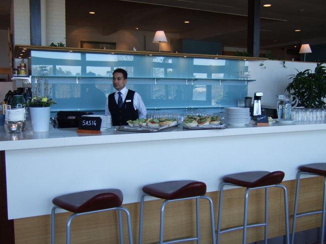 彼は、一週間、ずっと我々の休憩時間のお世話をしてくれました。<br />女性が少ない会議なので、特にMaiには気を使ってくださったよう。<br />いつも、大丈夫？と声をかけて下さいました。<br />異国でやさしい気持ちに会うと嬉しいですね、<br />ありがとう！<br />