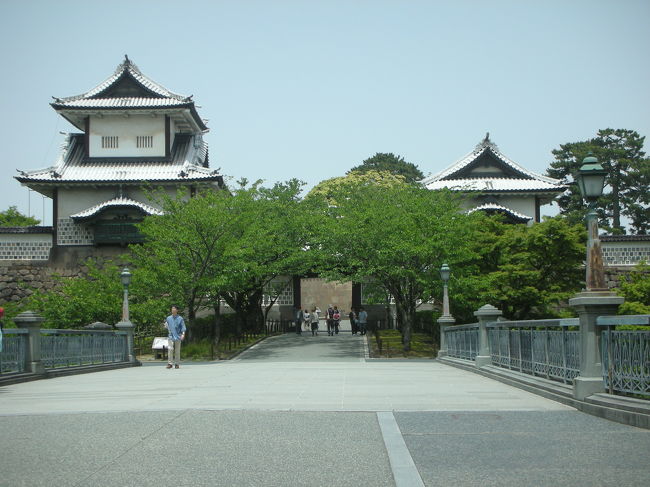 金沢城です。<br />知らない間に大学は移転してしまったらしく、公園になってました。屋根が白いのは普通の瓦ではなく、鉛瓦で屋根が作ってあるからだそうです。