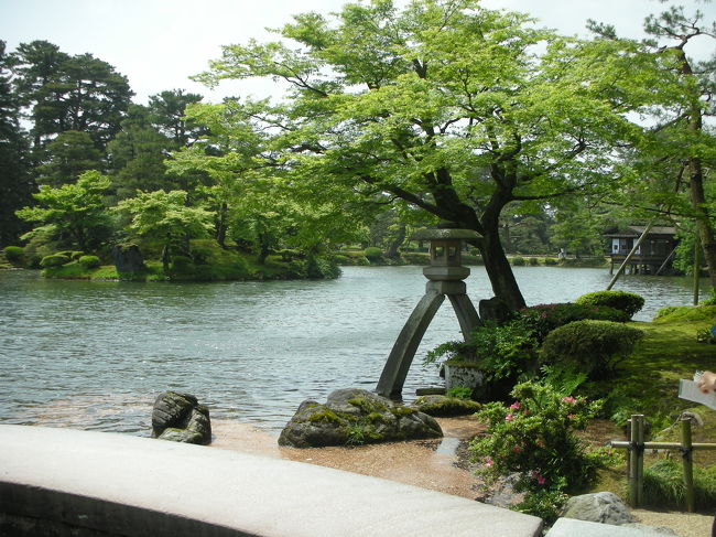 霞ヶ池の虹橋と徽軫(ことじ)灯籠です。<br />右奥に小さく見えるのが、内橋亭です。