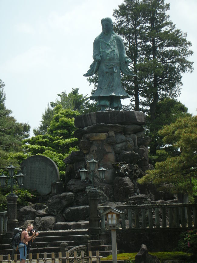 明治紀念の標。誰だか良く判らず…。<br />そしてなぜだか、ハダカの外人さんが…。