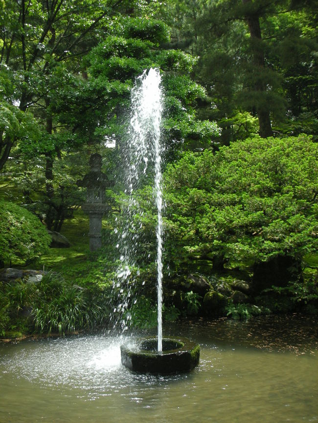 日本庭園なのになぜか噴水がありました。<br />日本最古の噴水で、自然の水圧であがっているそうです。