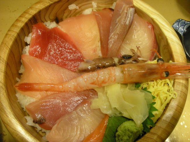 お昼に、近江町市場で食べた海鮮丼。<br />残念ながら、イマイチでした…。