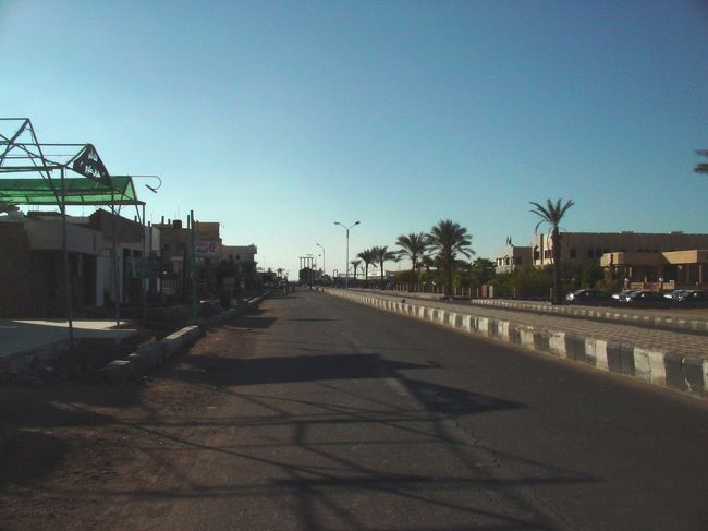 最近早起きが続いていたせいか、必要も無いのに7:00に目が覚める。今日はまずアカバに渡るフェリーのチケットを買わなければならないんだけど、チケット売り場が開くのは8:00。ゆっくり準備して7:50ごろチケットを買いに行きました。