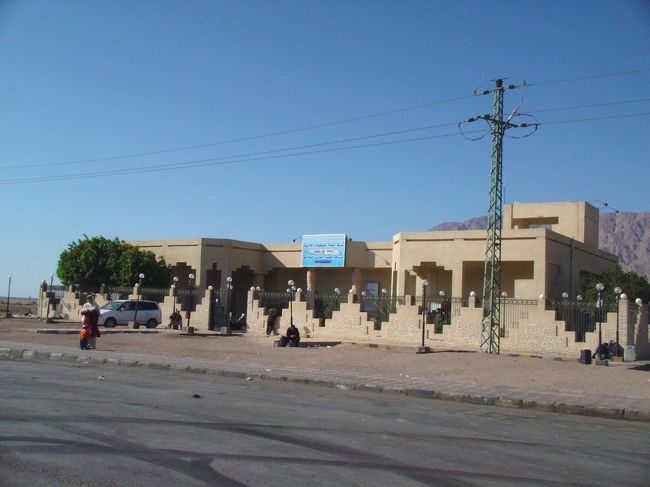 ホテルから5分ほど歩いてチケット売り場に到着。建物の前には既に人が溜まっていて、その中に日本人3人組を発見。アカバまで一緒かな？と思ったけど彼らはスローボートで行くらしい。ちなみに私達はファストボートで行くつもり。<br />8:00を少し過ぎた頃門が開き、みんなで中へ入る。