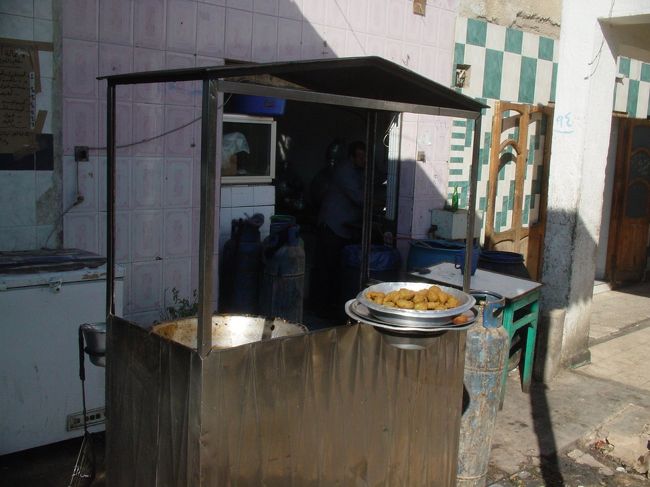 チケットも買えて安心したらお腹が減ってきた。<br />近くにあった屋台街みたいな所でターメイヤサンド(LE1)を二つ購入。