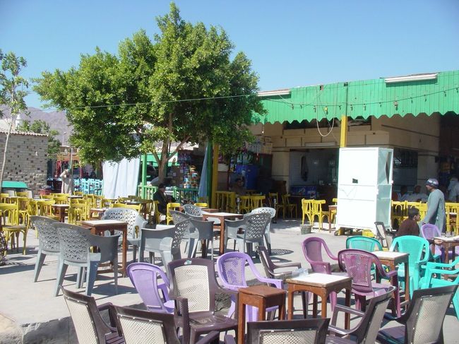 さっき出会った3人組の日本人と一緒に朝食をとる事に。この3人は友達かと思ったら、一人旅の人と学生2人の2組で、今朝ダハブで出会ってから一緒に行動しているそうです。<br />この学生の1人がエジプトポンドが余ったからと、ここで豪遊してました。何もこんな所で豪遊しなくても・・・