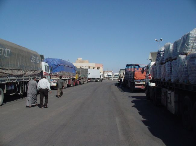 一緒にいた3人が乗るスローボートは12:00出発予定。<br />みんなで喋りながら入り口を見ていると10:40頃に人が集まりだすのが見えた。どうやら入場開始みたいで、ここで3人とはお別れ。「でもこの後のルートが同じなのでまた会うかもね」とか言いながら3人はゲートに向かって行きました。<br />私達も水を買い込み(ヨルダン(特にペトラ周辺)は物価が高いらしく、ここで水を買って行った方がお特なもんで)、時間までホテルでゆっくりすることにしました。