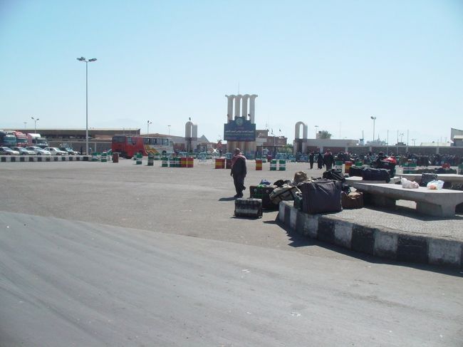 13:00になったのでフェリー乗り場のゲート前に移動。中に入っていく人は無く私達も表で待っていました。<br />すると警備員がやって来て「ハラース！！(終わりと言う意味)」と言っている。それを聞いた周りにいたエジプト人達も最初は警備員に何か言っていたが、しばらくして諦めた様子で帰りだした。帰っていく人達に聞くと「もう船は無い」と言う。え？何？何が起こったの？？