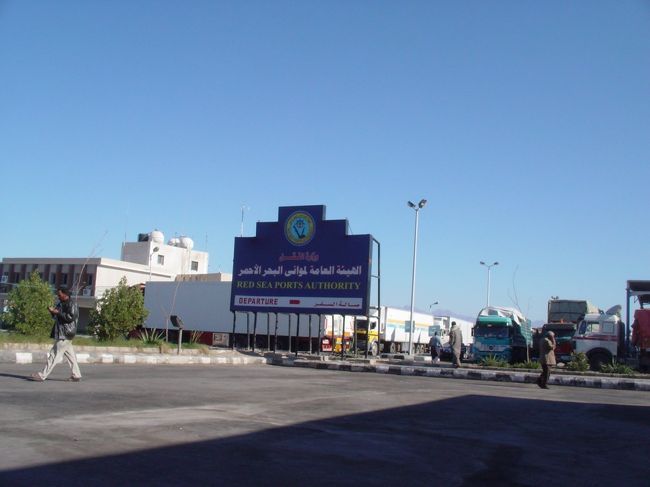 ここまで来てこのまま帰るわけにもいかず、私達も警備員に聞いてみた。持っているチケットを見せながら聞くと「お前達は中に入れ」と・・・一体何だったんだ？？さっきの人達はチケットを持っていなかったのか？？