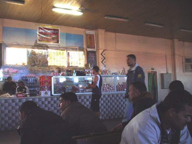 門を通り中に入りると、横にある建物に行く様に言われる。どうやらここは待合室で、中には沢山の人が座って待っている。<br />ここでカイロで泊まったホテルで出会った日本人のMさんを発見。Mさんは途中で出会ったK君と一緒にペトラを目指しているらしい。と言う訳でここから一緒に行動する事になりました。