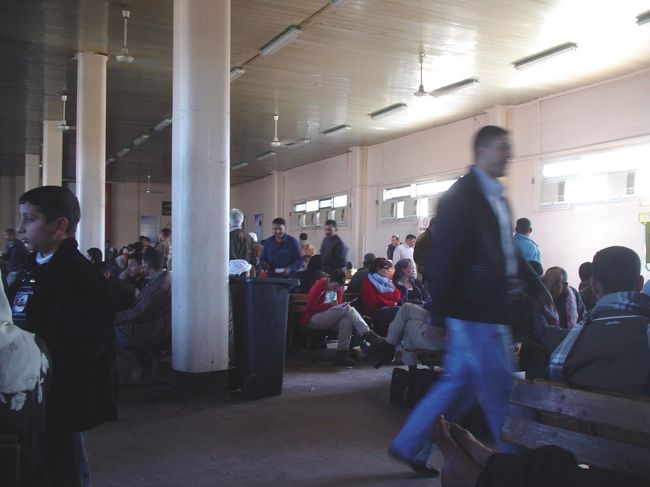 ここから船までバスで移動するのですが、なんせすごい人数。なので少しずつ運んでいくのですが、そこはエジプト人。我先にバスに乗りに行こうとしている・・・そこで、ここにいた鬼軍曹みたいな警備員が登場。この人がまたすごい。言うことを聞かないエジプト人達を怒鳴りながらバシバシと棒でしばいていました。でも、こうしないとあのエジプト人たちの統制は執れないんだろうなぁ。