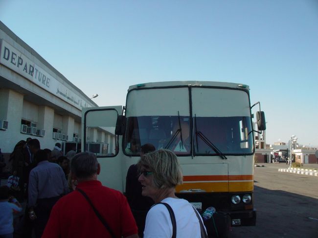 15:20になり、ようやくファストボートの乗船開始。<br />スローボートもファストボートも全て外国人優先。と言うわけで外国人が先に呼ばれる。一緒に出ようとしたエジプト人達はまたも棒でたたかれている・・・でもこの鬼軍曹、外国人には愛想がよく。出ようとしている私を捕まえて何回も手を合わせてお辞儀していました。そんなの今の日本では殆どやらないよ・・・と思いつつ私もお辞儀してました。だってそうしないと放してくれないもんで・・・