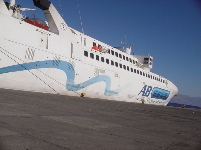 パスポートチェックを受けて船内へ・・・入るはずだったんだけど、前にいたオーストラリア人の女の人が何か言われている。どうやら出国スタンプを貰っていないらしい・・・って、私達も押してもらってないぞ？？というよりどこで押してもらうの？？<br />そうこうしている内にスタンプを押してもらっていない人が私達を含め5人集まり、車でさっきの待合室に戻るように言われる・・・