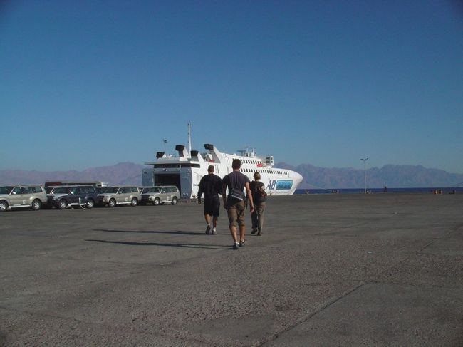 さっきの待合室に戻ると奥にイミグレーションがあった。さっきは全然気づかなかったよ・・・ここで、無事出国スタンプを貰い建物を出ようとすると、鬼軍曹がまた私を止め、両手を合わせてお辞儀してきた。急いでるのにぃ〜。鬼軍曹に別れを告げ、今度は走って船へ向かう。