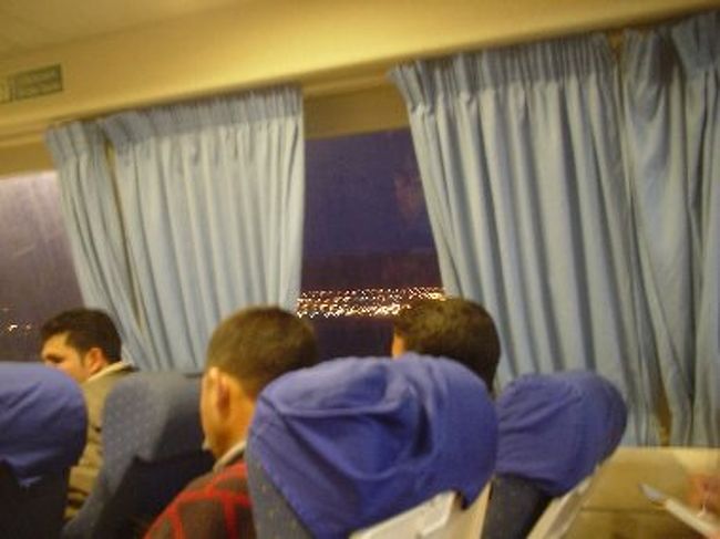 船は予定より2時間遅れた17:00にヌエバア港を出航し、1時間半でヨルダンのアカバ港に到着しました。<br />私達外国人の入国手続きは船員にパスポートを預けるだけなのですが、現地の人達は一人一人手渡ししてチェックを受けなければならないみたいで、手続きをするために通路に長い列を作って並んでいました。その手続きも1時間半のうちに終わらず到着しても未だ並んでいました。<br />