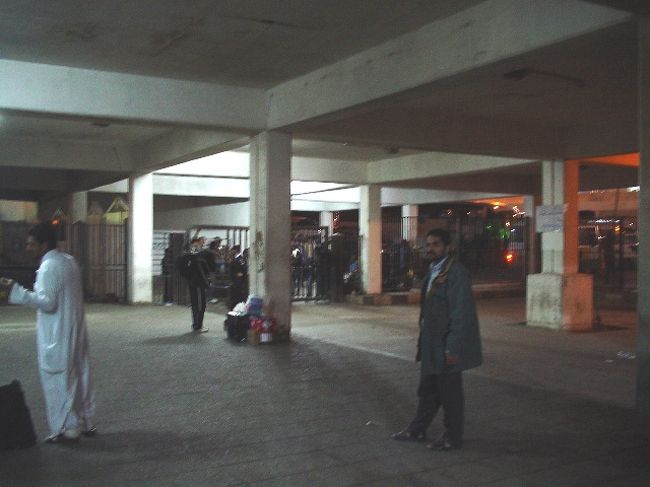 外に出ると沢山の人が声をかけてくる。<br />この時間だともうバスは無いので”ワディ･ムーサ”までタクシーで行かなければならない。最初JD40と言って来たが最終的にJD32で交渉成立。少し高いかもしれないけど、今の時間と4人で乗る事を考えると納得。