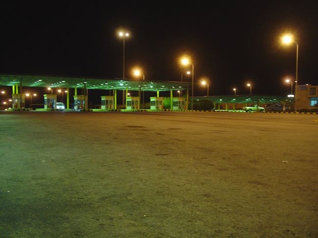 タクシーが走り出してまず感じたのが”道が綺麗”。エジプトと違って道が綺麗に舗装されていて、街灯もちゃんと点いている。物価は高いけど、その分インフラのレベルはエジプトより高そうだ。<br />タクシーはしばらく走り検問所で泊まる。警備員はトランクの中を見るが、全員日本人と言う事で荷物の中身までは見なかった。本当にいいのか？こんなんで。<br />