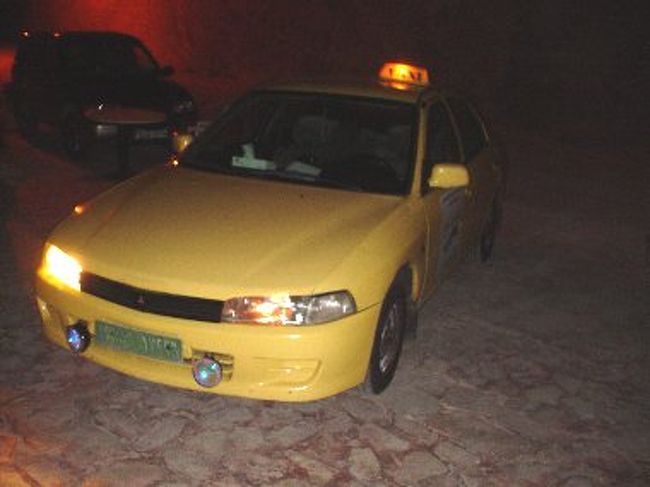 タクシーは走ること1時間でワディ･ムーサに到着。<br />目星を付けていた”Valentain Inn”まで行ってもらう。空室を確認するとツインは満室らしい。一方MさんとK君もドミトリーは満室と言われ、ホテルの人に4人部屋(JD16)のシェアを勧められた。仕方ないので明日ツインが空いたらそこに移るという約束で了承。<br />シャワーは朝、夕共に6:00〜8:00にしかお湯が出ないとの事。昨日も入っていなかったのですごく入りたかったけどこれも仕方ない。明日早朝に入る事にしよう。<br />