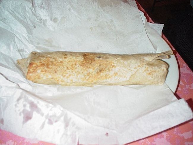 これがヨルダンのシャワルマ。<br />エジプトだと長細いパンに挟んであったのが、ヨルダンではホブス(薄いパン)で巻いてある。まぁ、これはこれで美味しい。