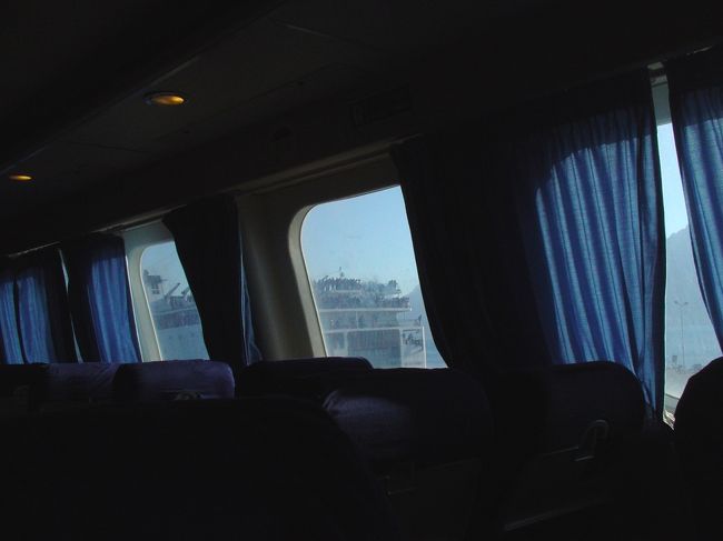 船に乗り込み一安心。窓からはスローボートがようやく出航して行くのが見える。時間は16:15。<br />隣にいたMさんとK君に出国スタンプの話をすると、2人共まだ押してもらっていないらしい。多くの国で日本人に対するパスポートチェックは甘く助かる事も多いのですが、こういうときは本当に困る。2人は預けたパスポートを返してもらい出国スタンプを押してもらいに戻って行きました。