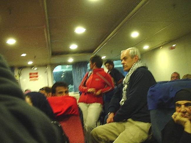 降りる時も外国人が優先されるみたいで、船の後ろに外国人が集められる。しかしここでさらに30分待たされる・・・そして20:00になり下船開始。国籍順に呼び出され船の外へ。<br />イミグレーションを抜け、両替をしようとすると”10000円→JD50”だと言う・・・足元見やがって〜。でも両替しない訳にいかないので10000円だけ両替。