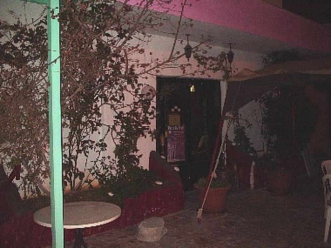 夕食後、近くにあったお店で明日の朝食に食べるパンを買って帰る。田舎だから仕方ないのかもしれないが、あんまり美味しそうなものが売っていない・・・<br />ホテルに帰り、明日に備えて就寝。明日はヨルダンの目玉”ペトラ遺跡”観光。楽しみだ。