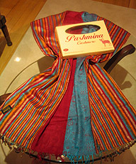 パシュミナストールです。<br />いろいろな柄があるので数店舗周ってみると<br />お気に入りの柄がみつかるかも。<br />無地のものもあります。