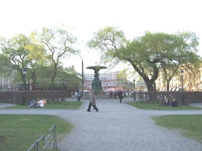 グランドホテルから、湖沿いに西に向かうと、<br />この王立公園に出ます。<br />遠くに桜並木が見えます。