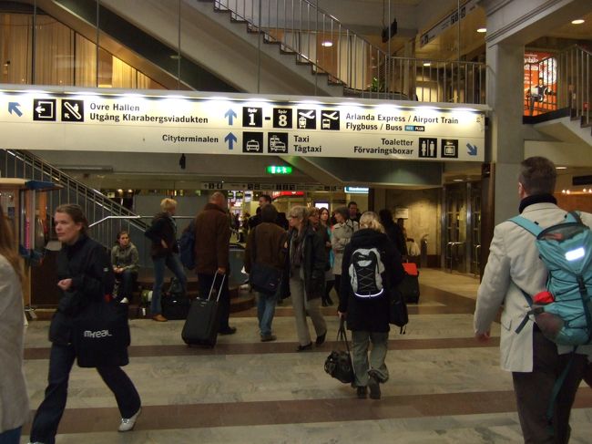 国立中央駅を探索です。<br />地下は、地下鉄の中央駅（T-centralen)です。