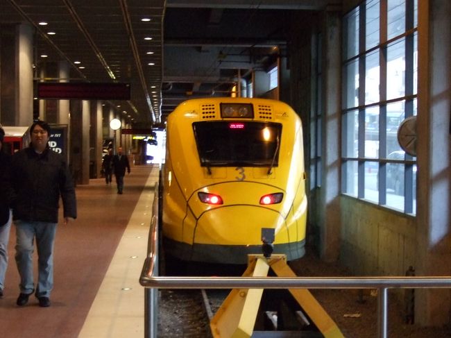 構内を抜けると、空港行ける電車の乗り場です。<br />空港までは20分ほどで行けるそうです。