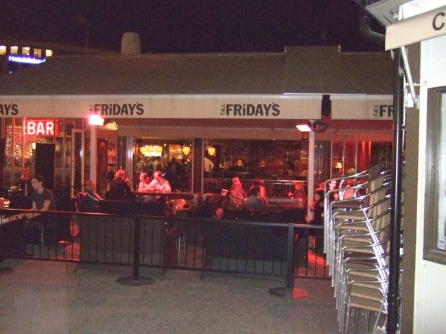 王立公園の北側に、TGI Fridayを見つけました。<br />アメリカ系のBarです。<br />ホットウィングが有名ですね。