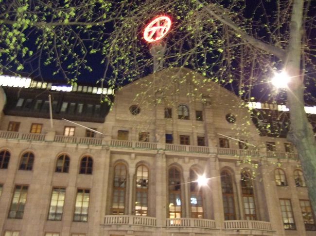 王立公園を抜けると、<br />ＮＫデパートがありました。<br /><br />　　＜治安情報＞<br />　　　会議参加者で、NKデパートの裏側の<br />　　　セルフレストランで、置き引きにあった人が<br />　　　います。<br />　　　日本大使館の方曰く「NKデパートの裏は、<br />　　　あまり治安が良くないので・・」とのこと。<br />　　　我々も表の通りしか歩きませんでした。