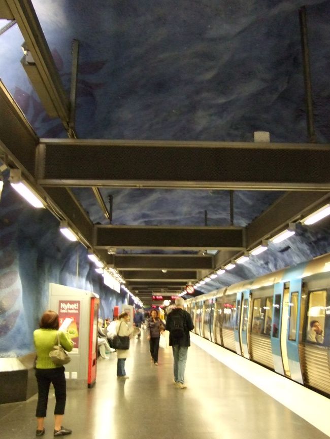 地下鉄駅が素敵だと聞き、<br />王立公園駅（Kungstradgarden）から、<br />ストックホルム中央駅（T-centralen）まで、<br />一駅だけ地下鉄に乗ってみました。<br /><br />