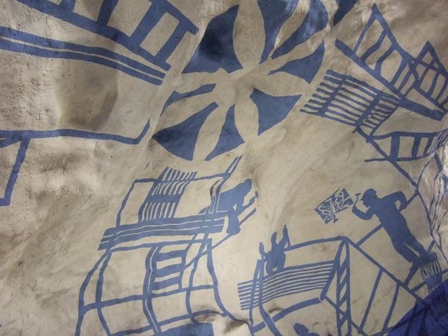 こちらも地下鉄駅の天井です