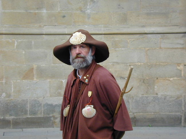 大聖堂の前の広場で観光客相手のお仕事をしている巡礼者姿をしている男性で、巡礼者の七つ道具を身につけていました。