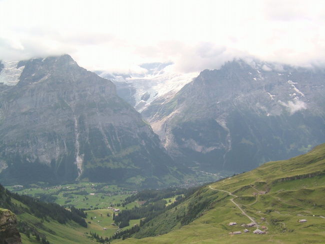 下にグリンデルワルトの村が見えます