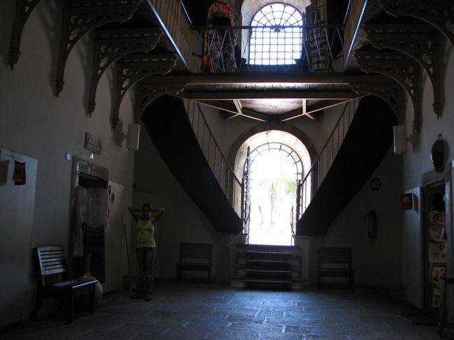 おみやげ物やさんになっている元刑務所の内側から。レースが有名で、手編みのレースがたくさん売っていましたが、高くて良いものには手が出なかった。ちょっと安めの小さい手編みのハンカチと、機械編みのシーツを買いました。