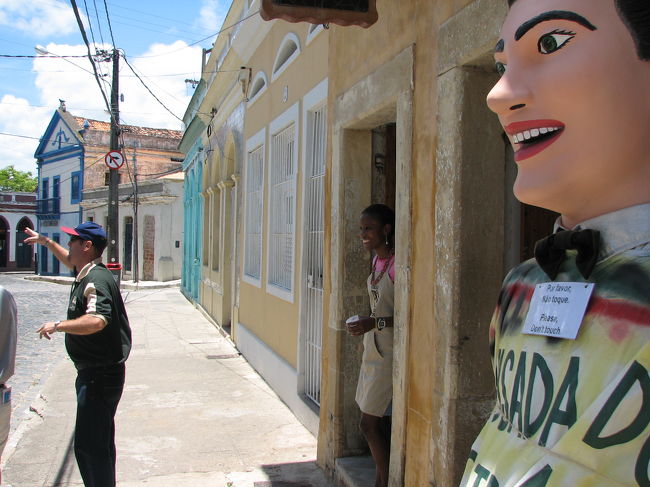 昔の町並みが残っている一画。美術品を扱っている店が多かったです。絵皿と壺を買いました。<br /><br />右の女性は美術品のお店の人。左の男性は、オリンダで頼んだガイド。英語で説明してくれるという約束だったのに、途中でポルトガル語だけになった。一緒に行ったブラジル人の友人が彼のポルトガル語を通訳することに。ひどいので、チップは無し！