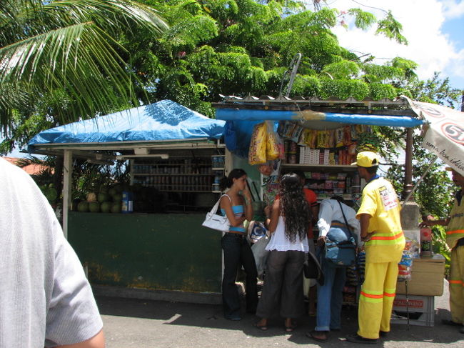 椰子の実ジュースが飲み物の定番。スポーツドリンクの感じですね。