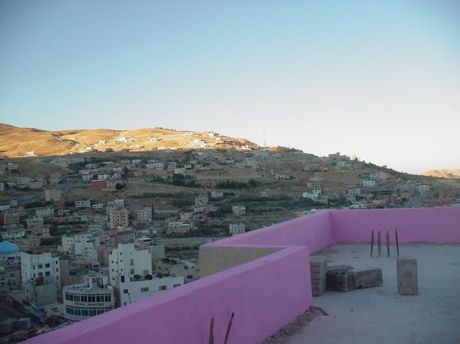 このホテルは朝と夕方の6:00〜8:00の一日のうち合計四時間しかお湯が出ない。昨日、一昨日とお風呂に入れなかったので今日は朝一でシャワーを浴びるために6:30起き。