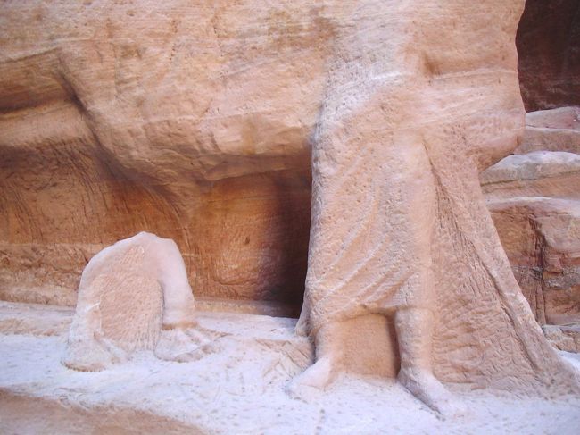 この辺りにも岩を削って作られた遺跡が点在していました。これはラクダとそれを引く人で、左側の小さいのはラクダの前足だそうです。