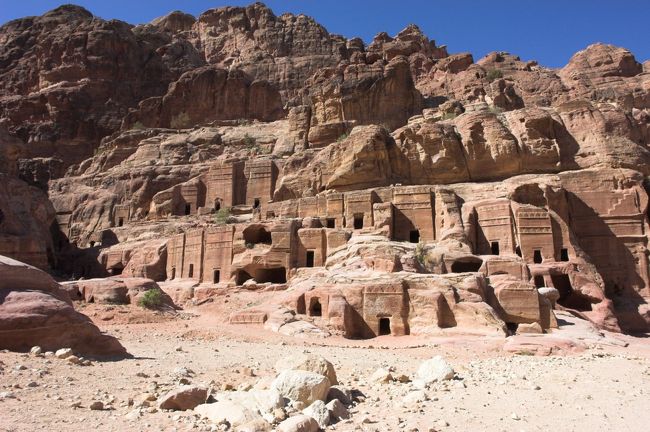 ”エル･ハズネ”を見終わり、次は”エド・ディル”と言う遺跡を目指します。”エド･ディル”は山の上に建っていて、体力のあるうち＆気温の低い午前中に行くのがお勧めと言う話。<br />少し奥に進むとそこは”アウター･シーク”と呼ばれる部分で、ナバテア人のお墓が並んでいました。