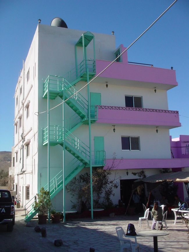 シャワーを浴びて部屋に戻ると、K君はもう出発したみたいでいない。Mさんはもう少し寝るそうだ。<br />出発の準備を済ませてホテルを出ると10人くらいが車を待っていた。<br />