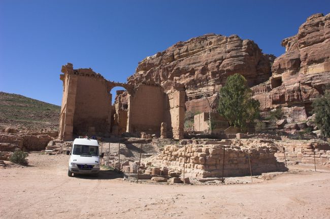 凱旋門を抜けた所にあるのは”カスル・アル・ビント”と言われるナバテア人の神殿跡。ナバテア人の信仰していたドゥシャラと言う神様を祭っていたそうです。