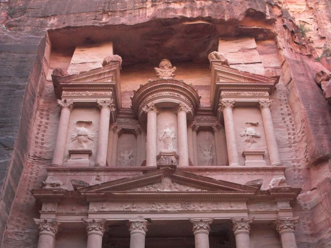 建物の上部にある像、真ん中にあるはエジプトのイシス女神。左右にあるのはギリシャのアマゾネスだそうです。<br />左右にある無数の穴は、この建物を削りだす時の足場跡です。<br /><br /><br />