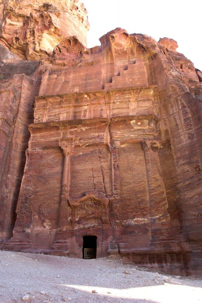 そのシークの横の壁にも神殿らしきものが彫られていました。