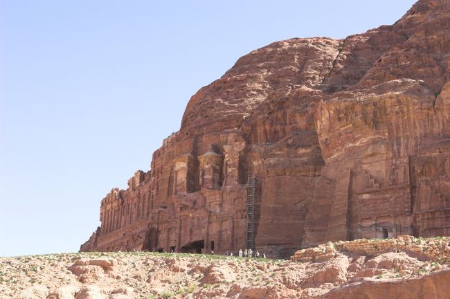 そのまま道を進むと右側には”王家の墓”と呼ばれる遺跡が見えます。<br />でも今は”エド・ディル”を目指しているので後回し。
