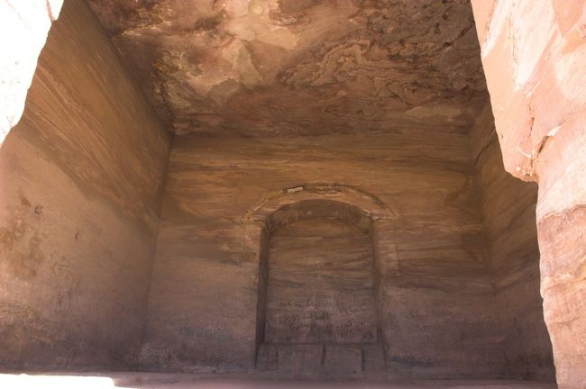 建物の中は祭壇が1つあるだけ。正面の壁は落書きだらけで少し幻滅。ただ壁の模様は素晴らしかったです。